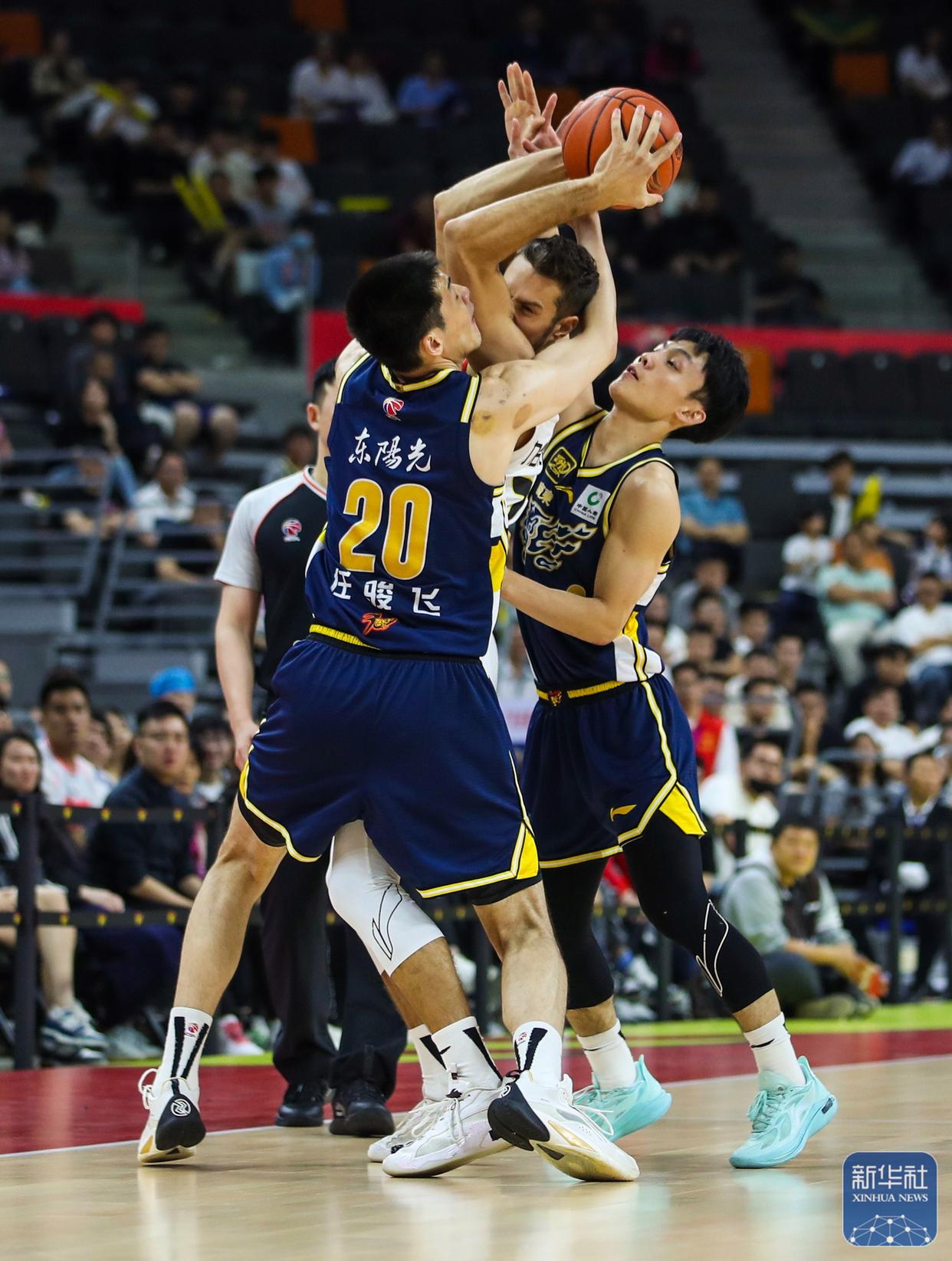 篮球杯赛掀起高潮，三湘白虎队读秒扳平嵩山天狼队，高压逼抢奏功——二次进攻频频奏效(我县首届ba篮球赛开赛)