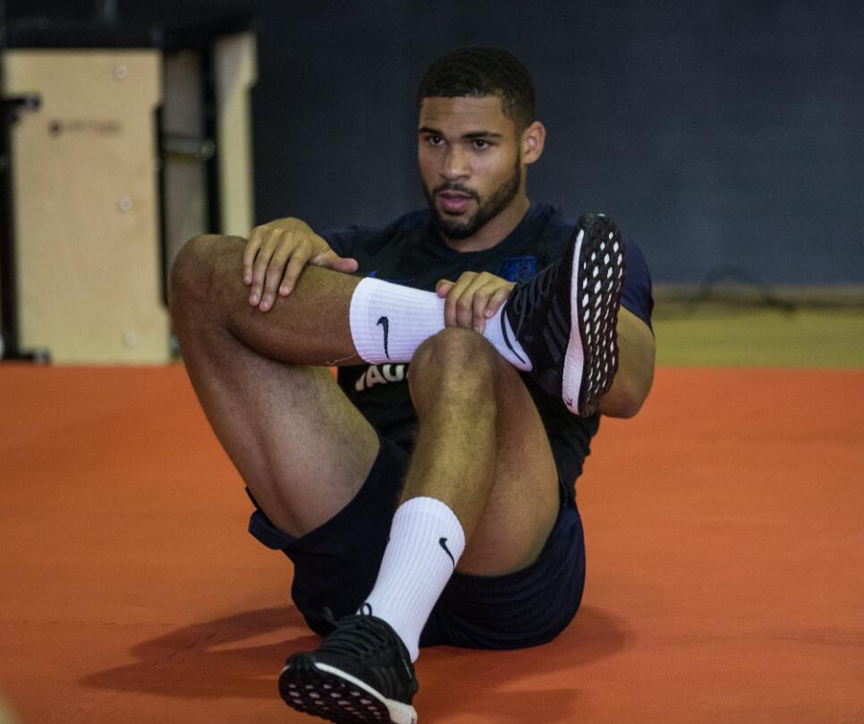  半决赛巅峰对决！齐鲁独角兽队爆冷关东鲨队队，摔跤赛场再起波澜；全面提速抢占先机