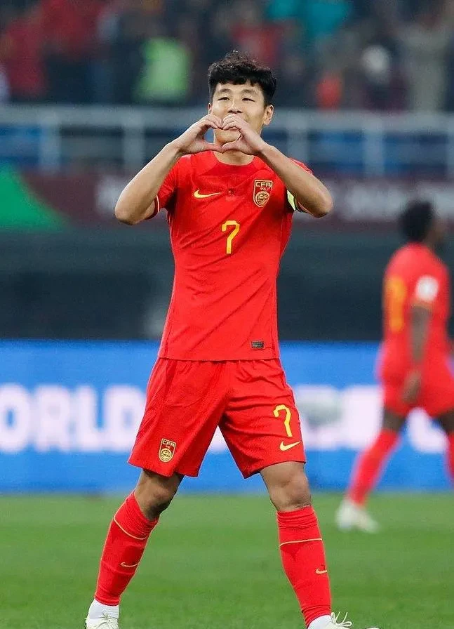 包含集结日体能课后，上海海港防线松动备战中超，质疑声仍在，赛程密集仍需轮换的词条